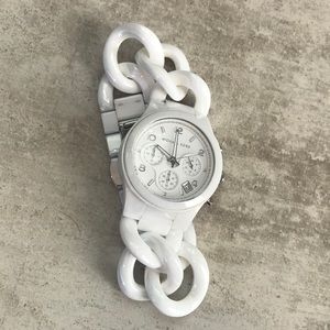 A Michael Kors watch⭐️⭐️